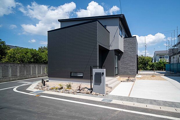 （4号棟）
落ち着いた色合いの外観デザイン。
3台駐車可能で、家族の暮らしにゆとりをもたらします。洗練されたモノトーンの外観デザイン。3台分の駐車スペースと広い前面道路で出入りもスムーズ。