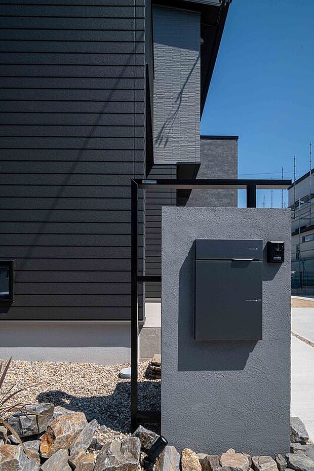 不在時も荷物を受け取れる安心の宅配ボックス付き。共働き世帯に嬉しい便利設備です。