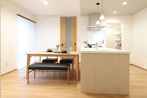 家族の会話が弾むオープンキッチン。
キッチンからパントリーを経て玄関へと抜けられる、家事ラク動線が魅力です。