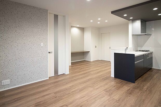 【No.2号棟 LDK＋キッチンカウンター】
キッチンからリビング全体を見渡せる安心設計。カウンターではお子さまの宿題やお絵かきもでき、自然と家族がつながるLDKです。