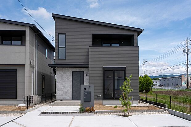 シンプルモダンな外観が印象的な住まい。
並列3台駐車可能で、毎日の車の出入りもスムーズです。