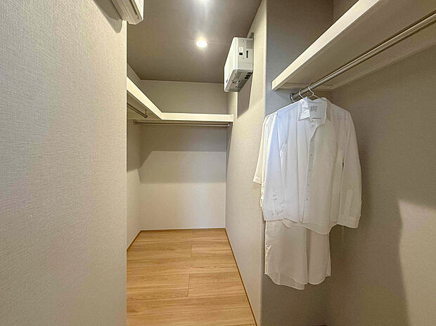 【まとめて収納】衣類や季節物をまとめて収納できるウォークインクローゼット。居室をすっきり使え、収納力の高さが魅力です。