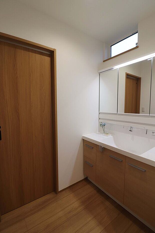 【洗面室】広めの洗面台で朝の支度もスムーズ。小窓付きで明るく清潔感のある空間です。