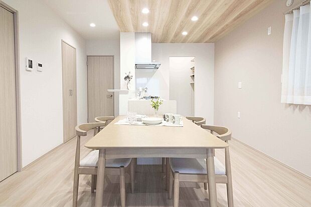 【No.1号棟　ダイニング】木目天井がやさしく包み込むダイニング。家族みんなで並んで食事をしたり、お子さまの宿題を見守ったり、毎日の時間が自然と集まるあたたかな空間です。