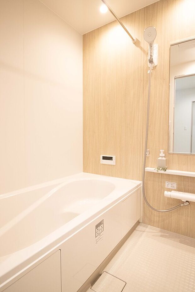 【No.1号棟　浴室】浴室暖房付きの1616サイズバス。寒い日もあたたかく、親子のバスタイムも快適。お湯が冷めにくく、お手入れもラクです。