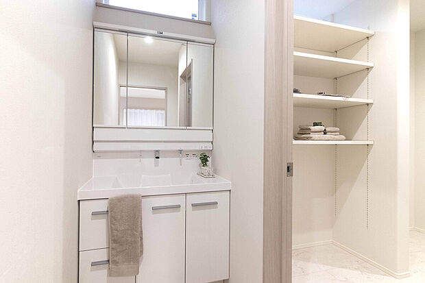 【No.1号棟　洗面脱衣室】収納付きの洗面脱衣室は、タオルや着替えもすっきり片付きます。朝の身支度やお風呂上がりも家族が使いやすい動線です。
