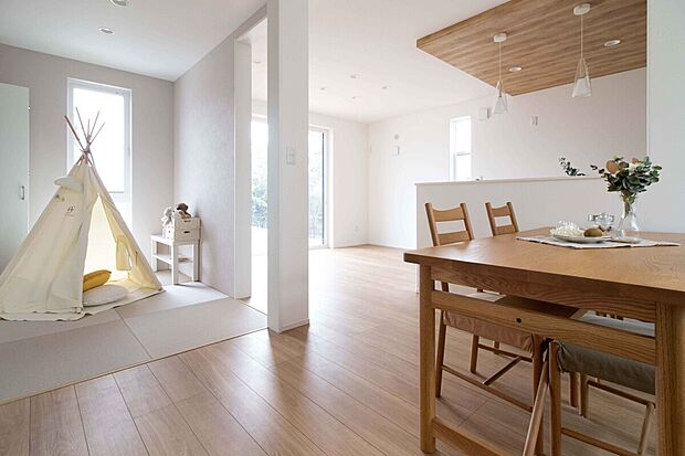 【家事をしながら見守れるLDK＋タタミコーナー】〈No.10号棟〉タタミコーナーが家族空間の中心にあり、小さなお子さまの遊びやお昼寝を見守りやすい配置です。リビングとつながり、家事中も家族の様子を感じられる安心の間取りになっています。