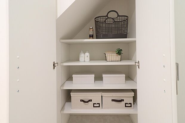 【No.10号棟　階段下収納】階段下の空間を有効活用した大容量収納。日用品やストック品をすっきり収められ、生活感を見せずに整った住まいを保てます。