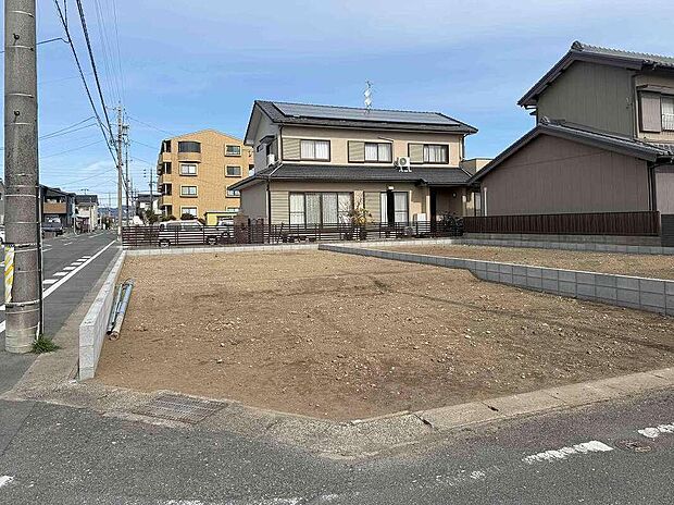 【前面道路含む現地写真】敷地の奥行きや形状が分かりやすく、ゆとりある住まいづくりが叶う分譲地です。現地(2026年2月)撮影