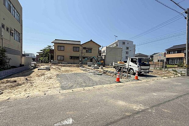【【現地写真】】全3邸の新しい街並みが誕生する現地。
現在、2026年12月の完成に向けて工事が進んでいます。