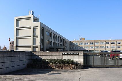 吉田方小学校 570ｍ(徒歩8分)