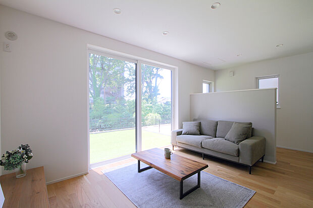 [No.3／LDK]
モダンな玄関から室内へ入ると白ベース×木の温もりを感じるオークの床材で居心地の空間を演出。22.3帖の広々としたLDKです。