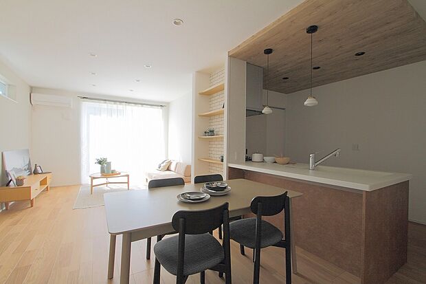 【■No.2／LDK】リビング内に設けたスペースは、テレワークや趣味の部屋、お子様の学習スペース・遊び場など使い方自由自在。