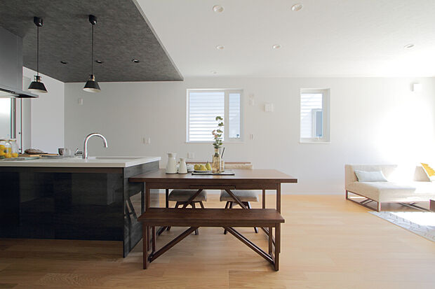 【MODEL HOUSE NO.5【キャンペーン開催中】】広さ20帖のLDKは、家族全員がゆったりと過ごせる広々とした空間で、食事やくつろぎの時間を贅沢に楽しめます。また、リビングとダイニングが一体となったデザインは開放感があります。