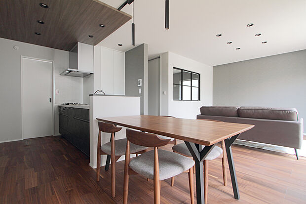 【【3次分譲 最終1邸】NO.12 補助金対象(最大80万)】床材に高級感あるウォールナット突板を使用、キッチンにはタッチレス水栓と深型食器洗い乾燥機を完備。使い勝手とデザイン性を兼ね備えた、快適で洗練された空間です。