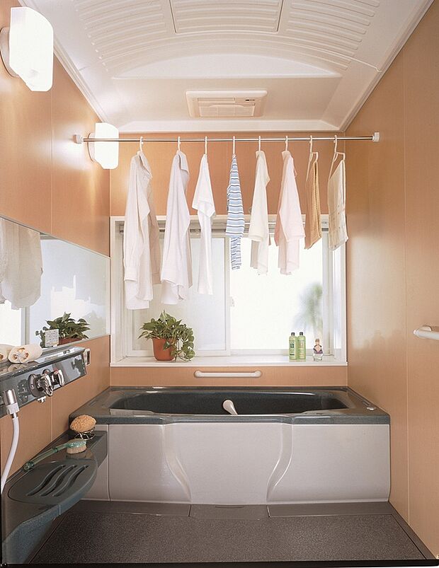 【■ユニットバス／浴室暖房乾燥機】雨の日に大活躍！浴室に暖房乾燥機が付いているので洗濯物が外に干せない時でも浴室で乾かせて効率良くできます。ハンガーをかけれるステンレスパイプ付き(参考画像)