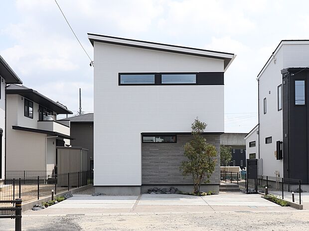 道路から玄関が見えにくい配置です。隠れ家のような玄関で、家族だけの特別な空間へ。