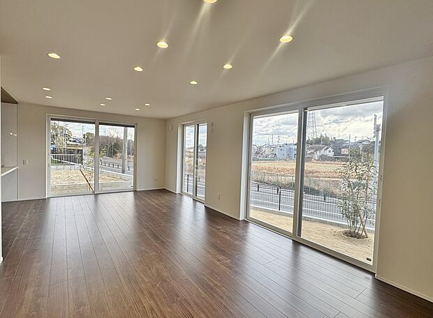 【W-25】眺望が広がる大きな窓のリビング。22帖のゆったりした広さ。ファミリークローゼット・パントリーなど1階に多彩な収納がある1邸です。※一部内装工事中です。26年1月30日撮影