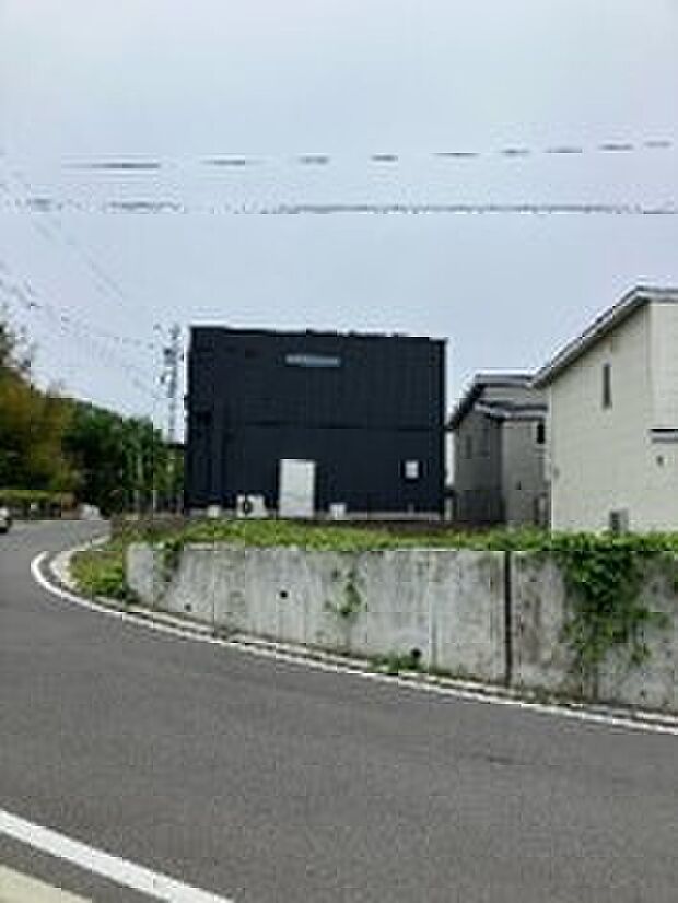 1／北側・現地写真／道路より1段高いので、道路からの視線が届きにくいです。