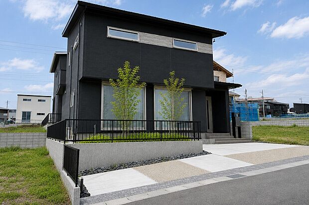 【No.45 外観】
重厚感のあるブラック外観が印象的な邸宅。大きな窓から光を取り込む明るいLDKと、使いやすい間取りで家族の時間を心地よく演出します。駐車3台可能です。