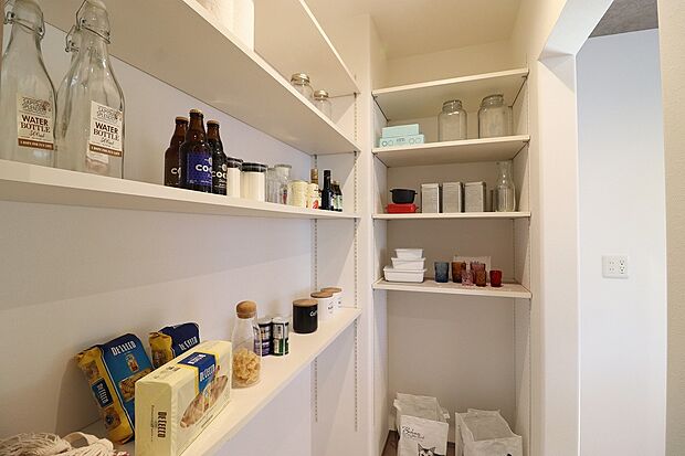 【パントリーのあるキッチン】キッチンにウォークインタイプのパントリーがあるプラン。大型のキッチンツールや、お水のストックなどかさばるグッズもすっきり収納できます!※既分譲モデルハウス