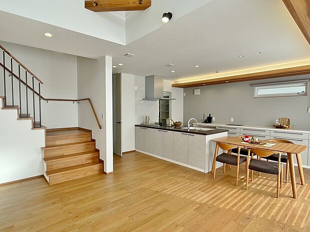 【リビング&リビング階段】吹き抜けと階段を配置した。スタイリッシュなリビング。※既分譲モデルハウス