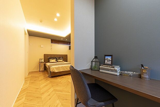 【書斎付きのベッドルーム】ベッドルームに書斎コーナーを付けたプラン。在宅ワークが多い方にピッタリです。※既分譲モデルハウス