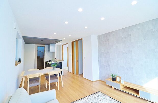 【建売分譲No.7リビング】窓を多く設けた18.2帖のLDK