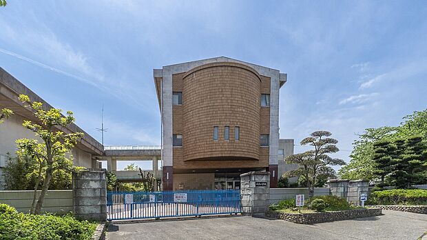 成岩小学校(約590m)