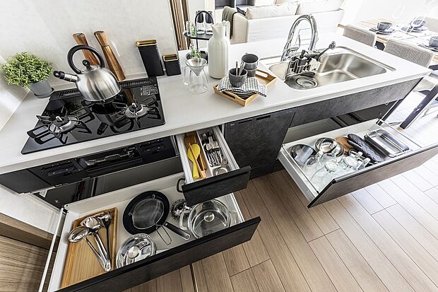 【システムキッチン「ステディア」】タッチレス水栓、ビルトイン深型食洗器、ガスグリル、3口コンロ。多彩な機能を備えたシステムキッチン。ワークトップは「人工大理石」。内部はステンレスキャビネット。サビに強くキレイと清潔が長持ちします。