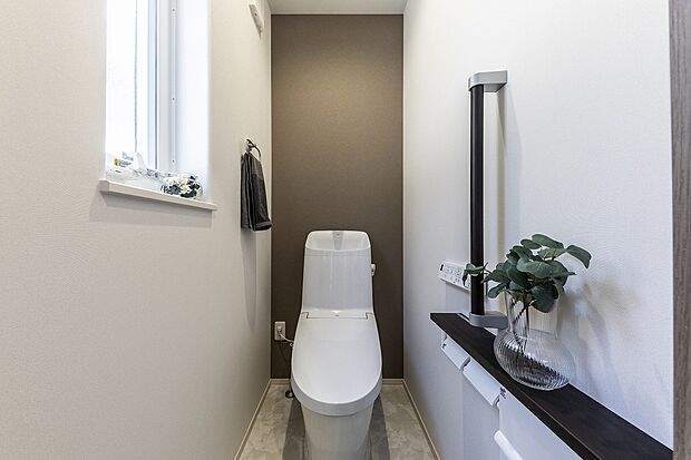 【多機能トイレ】１階と２階にトイレを設置。１階トイレはタンク収納式。室内がすっきりとおそうじもラクラク！