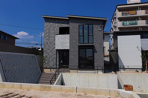 【正面外観】午前中に日が入ります。