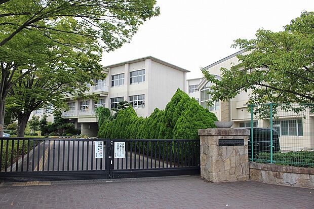 依佐美中学校(約1,400m)