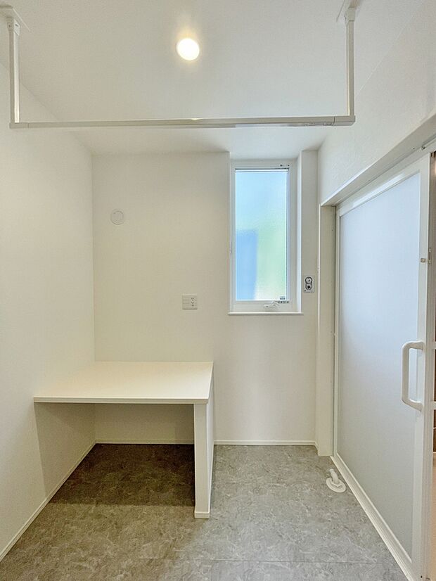 【ユーティリティ】2.2帖のユーティリティは「物干し」と「カウンター」付き。お洗濯・乾燥・アイロンがけまで、ランドリーアクションが1つの部屋で完了できます。