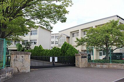 依佐美中学校 1490m(徒歩19分)