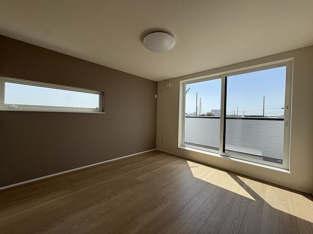 【B2号棟　洋室】8.0帖の洋室。2.2帖の書斎と同じく2.2帖のウォークインクローゼットを設けています。