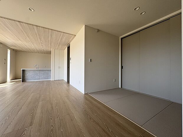 【B2号棟　リビング】3.0帖のタタミコーナーと19.7帖のLDK。大きな押し入れ型収納を設けたLDKです。