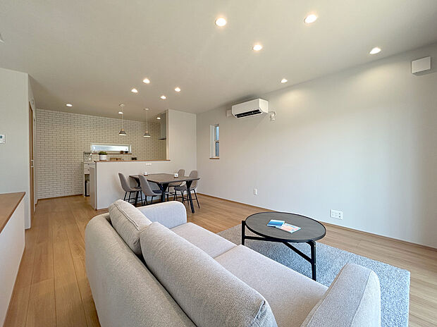 キッチン・ダイニング・リビングが一直線につながることで、家事や生活の動線がスムーズに。料理や配膳も効率よくこなせ、家族との会話も弾む、使い勝手の良い間取りです。