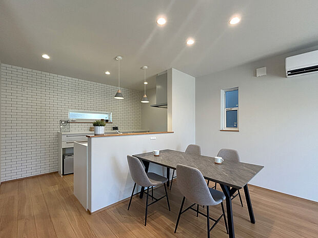 調理中でも家族と会話が弾み、配膳や片付けもスムーズ。開放的で明るい空間は、家事の負担を軽減し、家族のコミュニケーションを促進します。