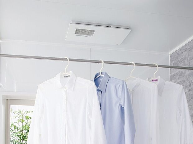 【ガス式浴室暖房乾燥機】浴室暖房乾燥機は浴室と脱衣所の温度差を解消するだけでなく、浴室の湿気を除去、お掃除もラクラク。もちろん、洗濯物を素早く乾かすので、細菌の繁殖や花粉の付着を抑制します。また、ガス式なので、電気式と比較しても、暖房や乾燥が短時間、ランニングコストも軽減します。