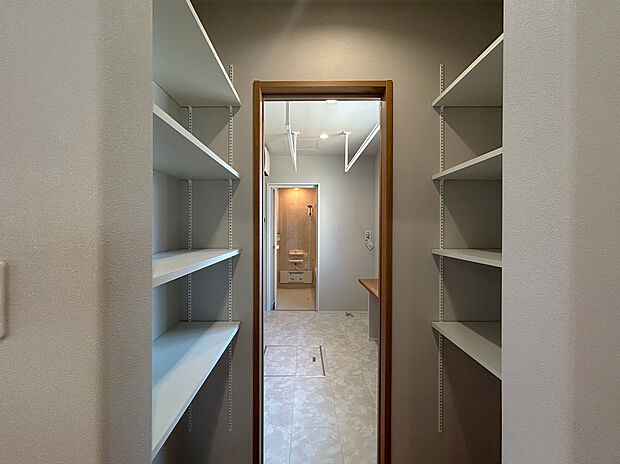 【パントリー】キッチンと脱衣所の間に設けたパントリー。
日用品や食料品の保存に便利です。