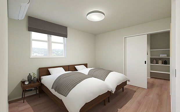 【ゆとりの7.1帖 & 4.4帖WIC付き。心地よいプライベー】7.1帖の主寝室に隣接するのは、驚きの4.4帖大のウォークインクローゼット(WIC)。ご夫婦二人の衣類はもちろん、季節の家電や趣味の道具まで、すべてを余裕で収納できます。