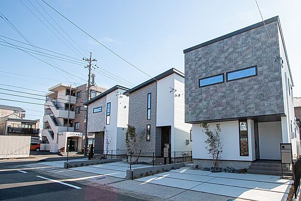 【街並み】
窓の形や位置まで設計士のこだわりが詰まっております