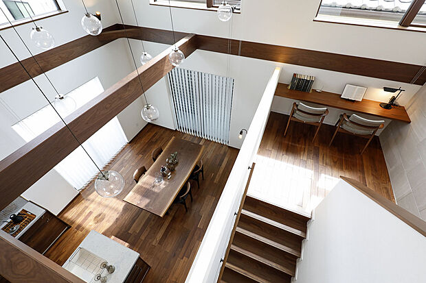 夏をもっと涼しく、冬をもっと暖かく。季節に合わせて衣替えできる「サーラの家」吹き抜けも、外断熱だから叶えられます。