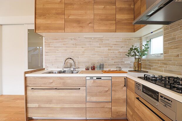 【■No.6／キッチン】L型キッチンは壁に沿って配置。壁面を有効活用できる収納スペースが広がります。キッチンが家の中心的な場所となり、家族の時間が増えます