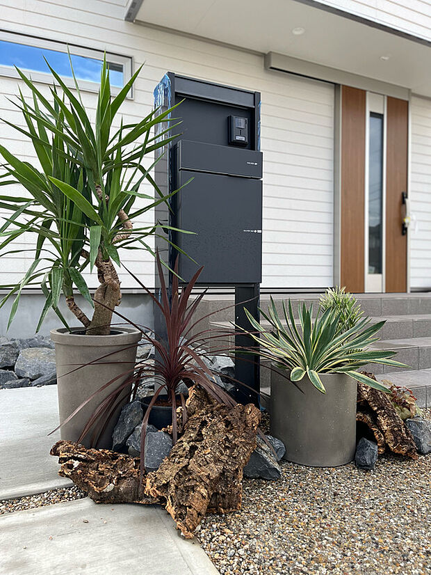 【■宅配ボックス■】留守中でも荷物が受け取れる宅配ボックス。内扉があるので、雨が入りにくく、外側からは使用中かどうかわからないので、防犯面でも安心な設計。（参考写真）