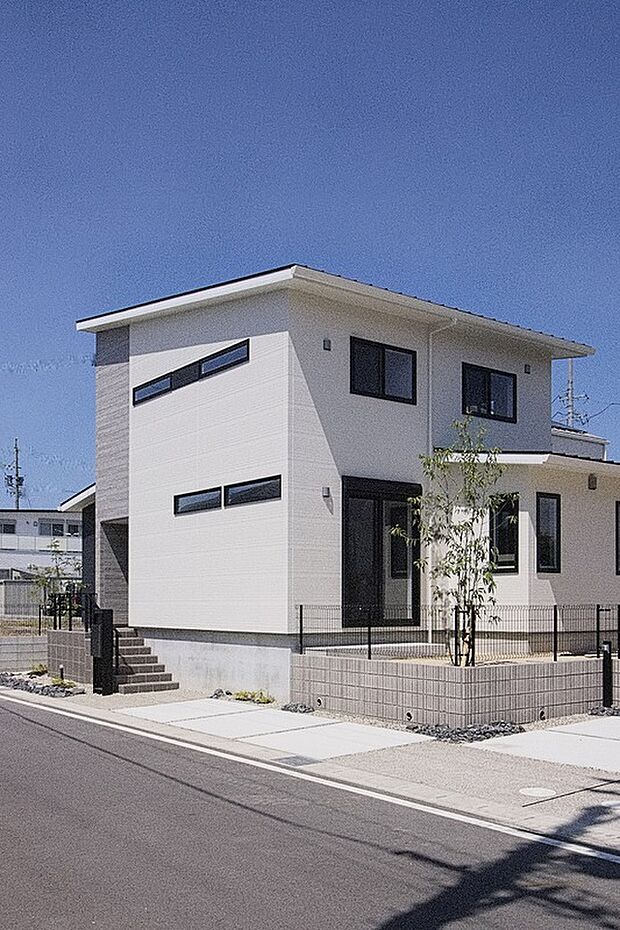 【【A-9】】シンプルで洗練されたデザインの外観で、穏やかな住宅街に溶け込む絶妙なバランス