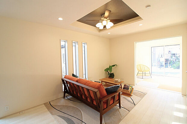 1号棟 リビングダイニング(1)(2025年11月撮影) 家族とのコミュニケーションが自然と増えるリビングイン階段を採用しました。(写真の家具はイメージです)