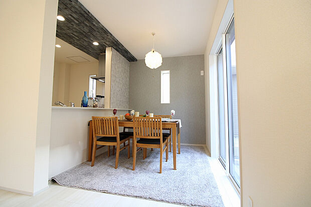 1号棟 リビングダイニング(2)(2025年1月撮影) キッチンは対面型を採用。家族の様子を見ながら家事をする事ができます。(写真の家具はイメージです)