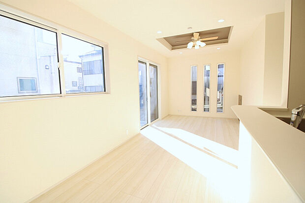 15.0帖リビングダイニング(2025年12月撮影) たくさんの窓から自然光が差し込み、明るく心地よい空間で過ごすことができます。